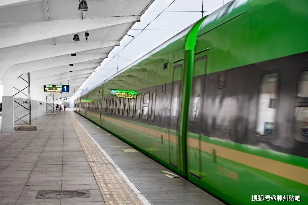城际列车"绿巨人"驶入滕州站图集_站台_动车_老城区