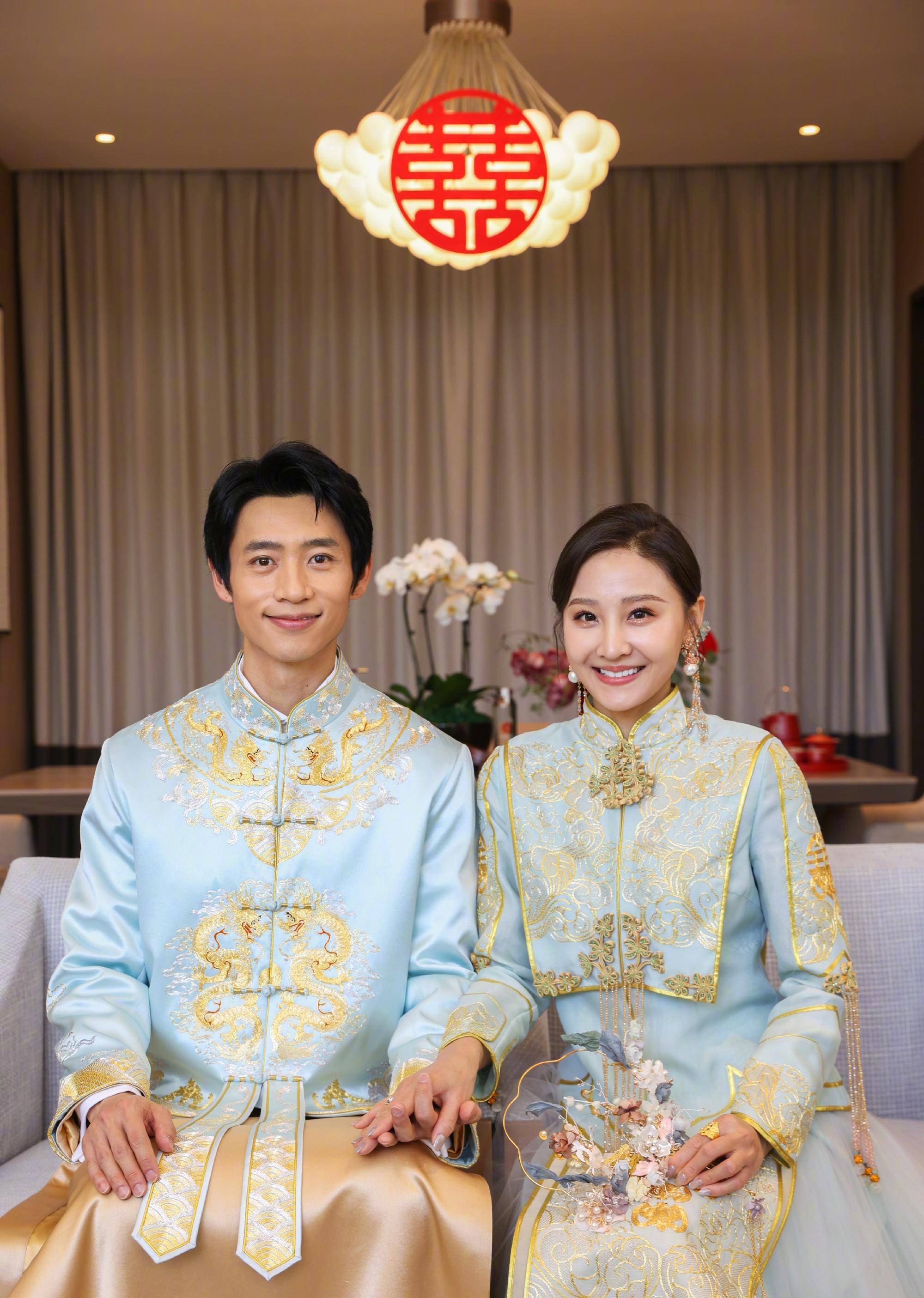 魏晨回应感谢,大家看着魏晨与爱人和家人的合影,也一起沉浸