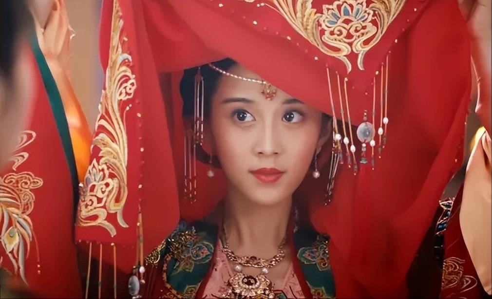 可在翻版中,杜冰雁硬生生的矮了李玉湖一头,一个只顾着可爱,半分也不