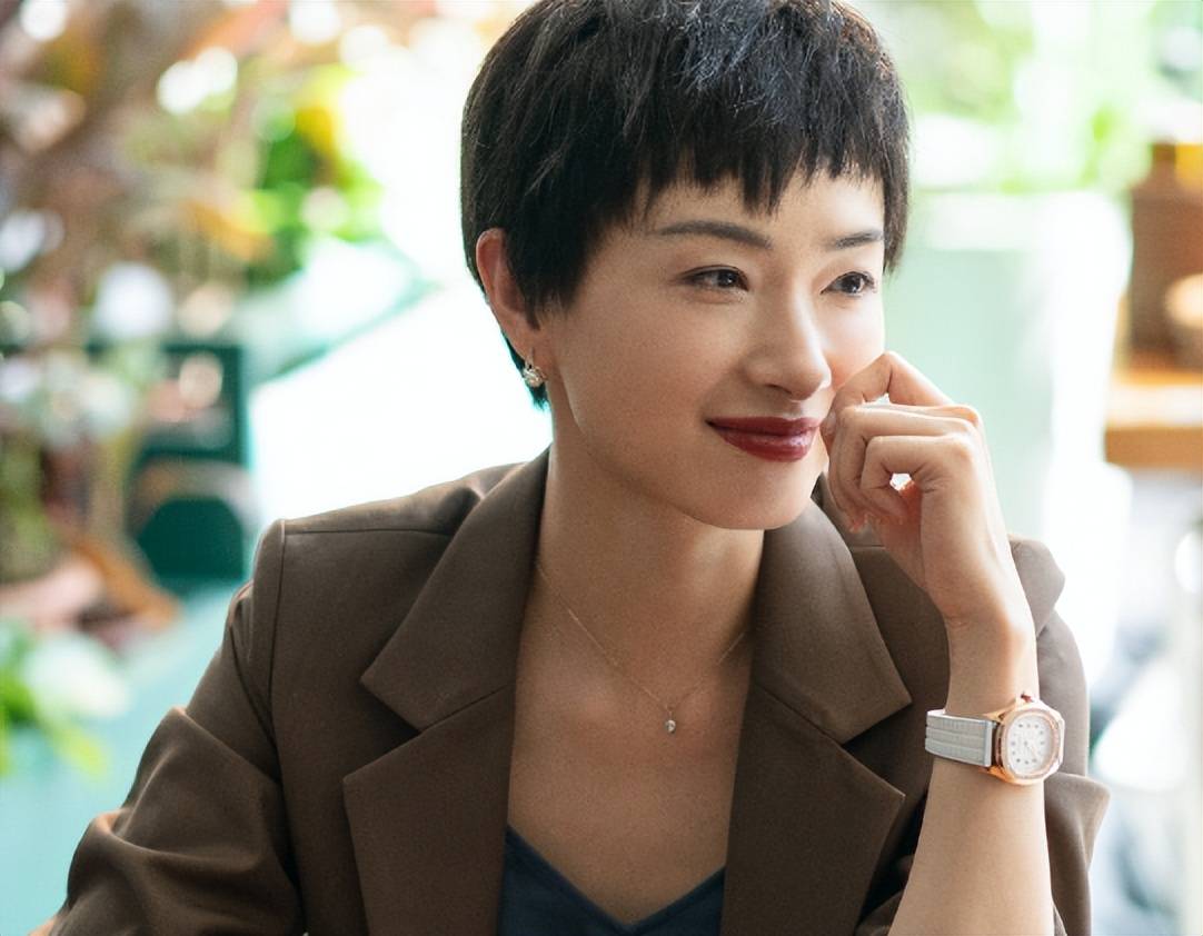 万茜作为实力派女演员,塑造了很多类型的角色,有干练飒爽的女强人,有