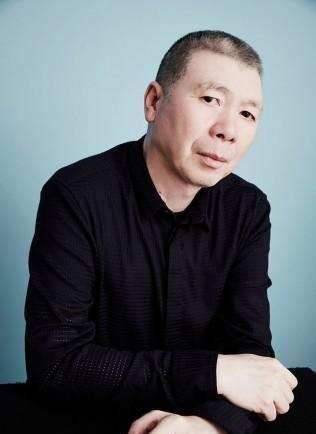 冯小刚片场难掩苍老,时隔6年出演新电影,疑因对赌失败出山挣钱_冯导