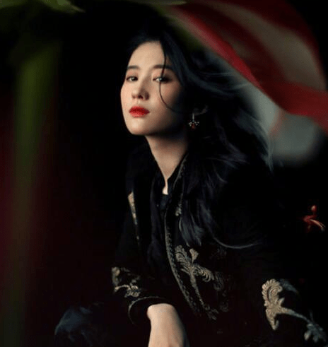 33岁刘亦菲大片挑战新风格,丛林拍摄显女王范,却遭吐槽像抠图?