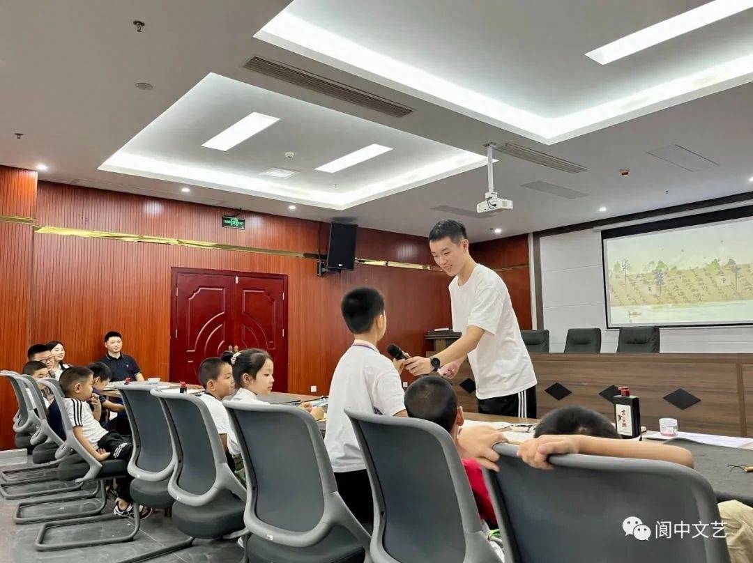 四川阆中市第一期青少年书法公益传习班举行_美术_中国_先生
