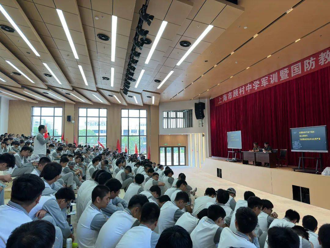 他们口号铿锵他们不惧骄阳,他们意气风发上海市通河中学稍息,立正!