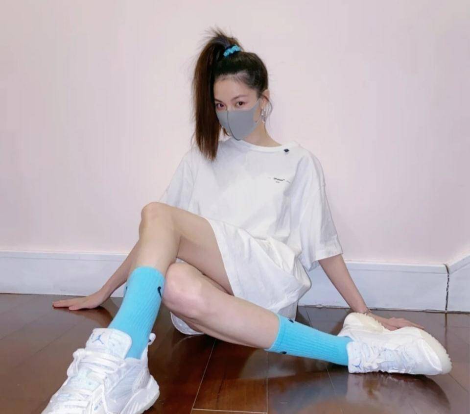 钟楚曦更新私服美照:印花衬衫搭配五分短裤,让你提前感受夏日风_黑色