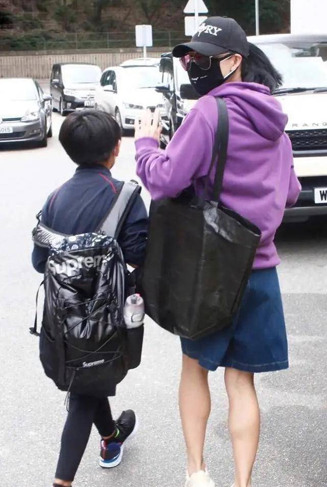 张柏芝母子三人罕同框,穿亲子短裤似姐弟_lucas_造型_整体