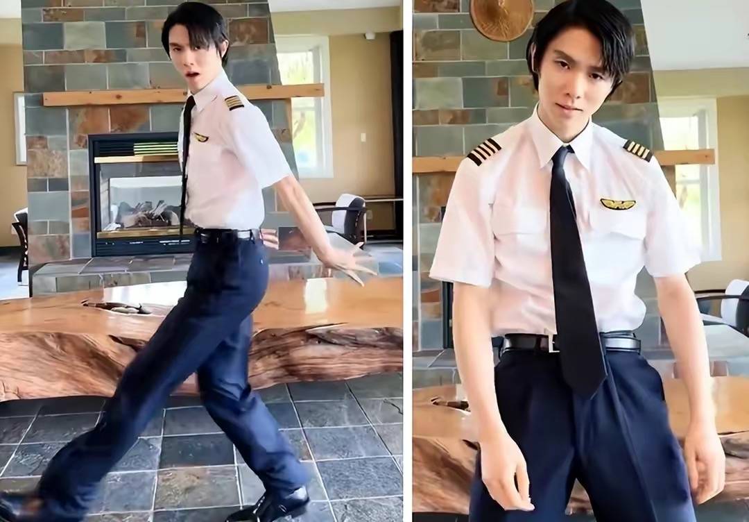 上身穿着白色的机长制服,戴着黑色的领带.下身是一条黑色的西裤.
