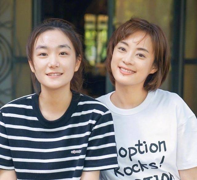 还配文说到"秃头攻击"让人感觉到年龄并不大的孙俪妹妹孙艳竟然有了