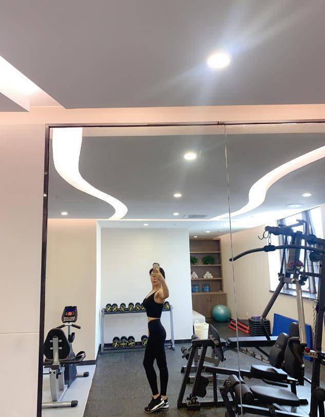 翻看王筝的微博,除了对于婚姻的思考,我们也可以看到她健身及参加活动