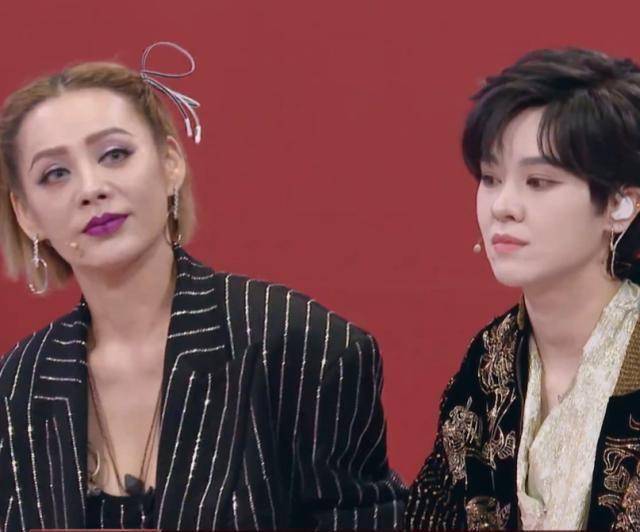 孟佳票数刚公开,宁静跟郁可唯说悄悄话,真以为麦没收到声音?