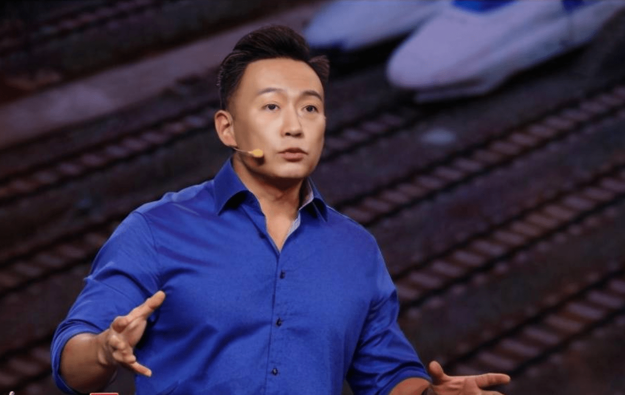 主持人谭江海:娶央视主持人王小骞,坚持丁克15年,41岁意外得子