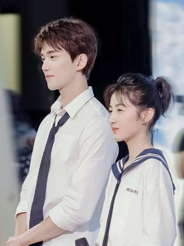 本以为吴磊迪丽热巴就很甜,看到吴磊张子枫才发现,吴磊也会撒娇_模样