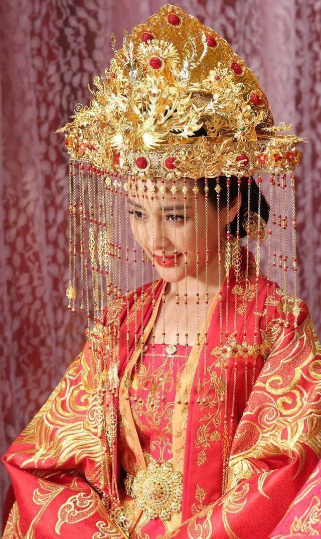 大婚时头戴凤冠珠帘的古装女星,个个美艳动人,她却让人永生难忘_造型