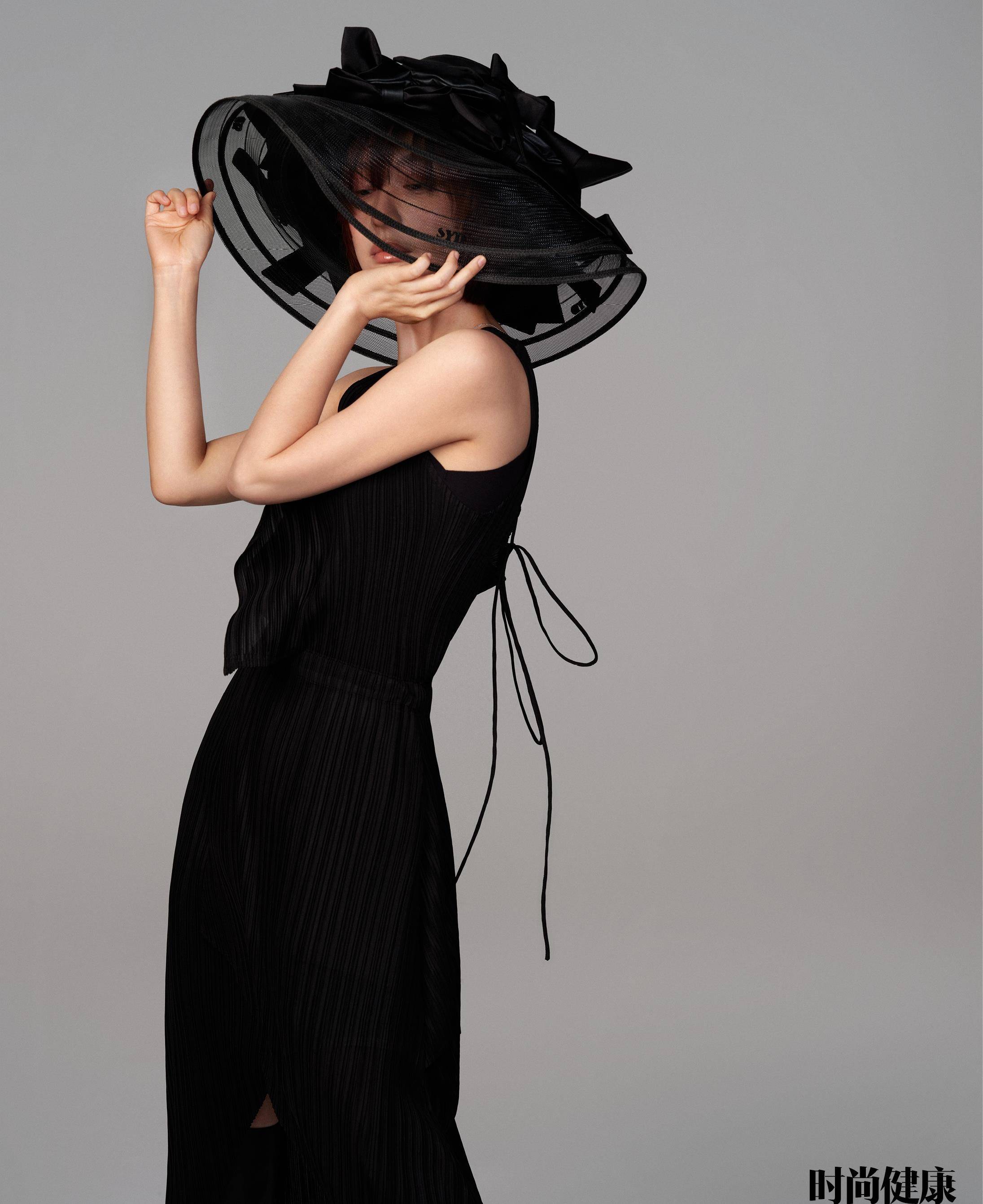 40岁吴昕登《时尚健康》封面,吊带深v时尚妩媚,散发半时尚女人味_状态