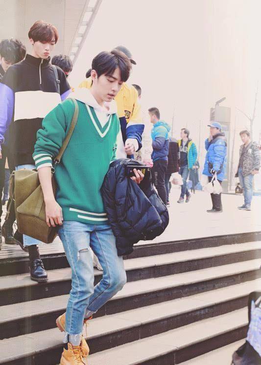 肖战长得干净又清秀,穿针织衫配牛仔裤,是心动男生的形象了!