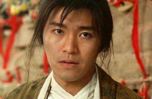 喜剧大师周星驰:被观众捧为传奇,为何在圈内却显得孤独?