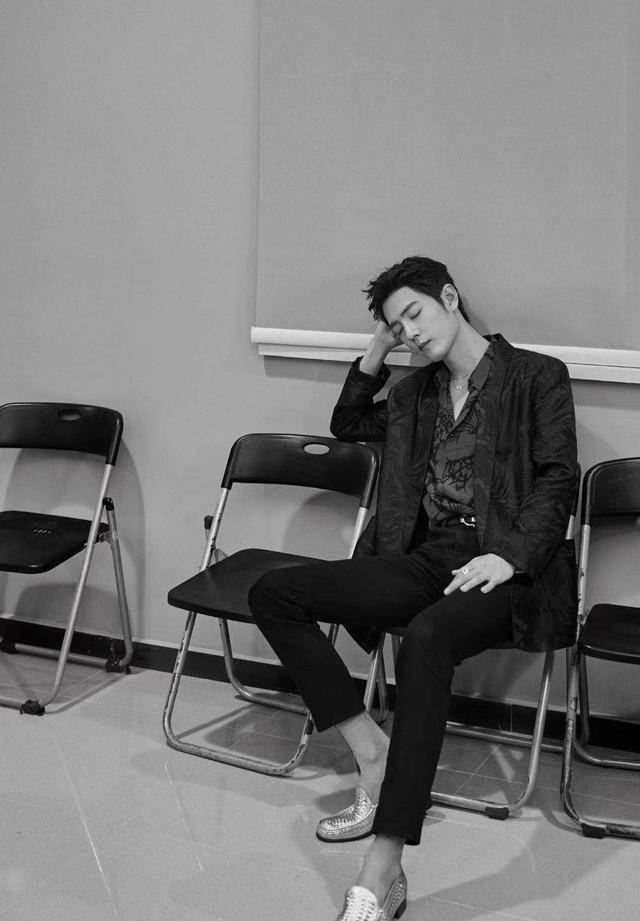 肖战穿豆豆鞋上晚会,化身"精神小伙"依然帅气,粉丝:爱了!