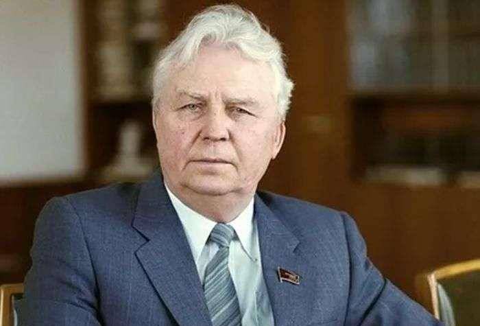 1944年1961年,近二十年里,利加乔夫一直在西伯利亚.