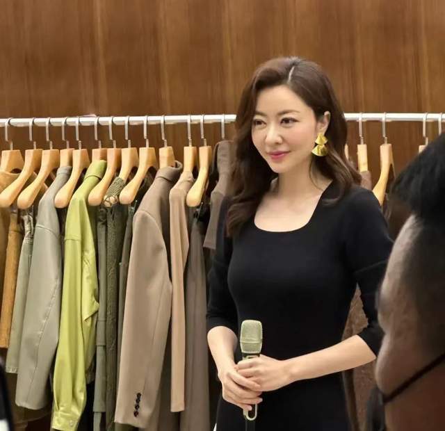 43岁熊黛林杭州亮相,肤白貌美"贵妇味"十足,180高压迫感太强_女性