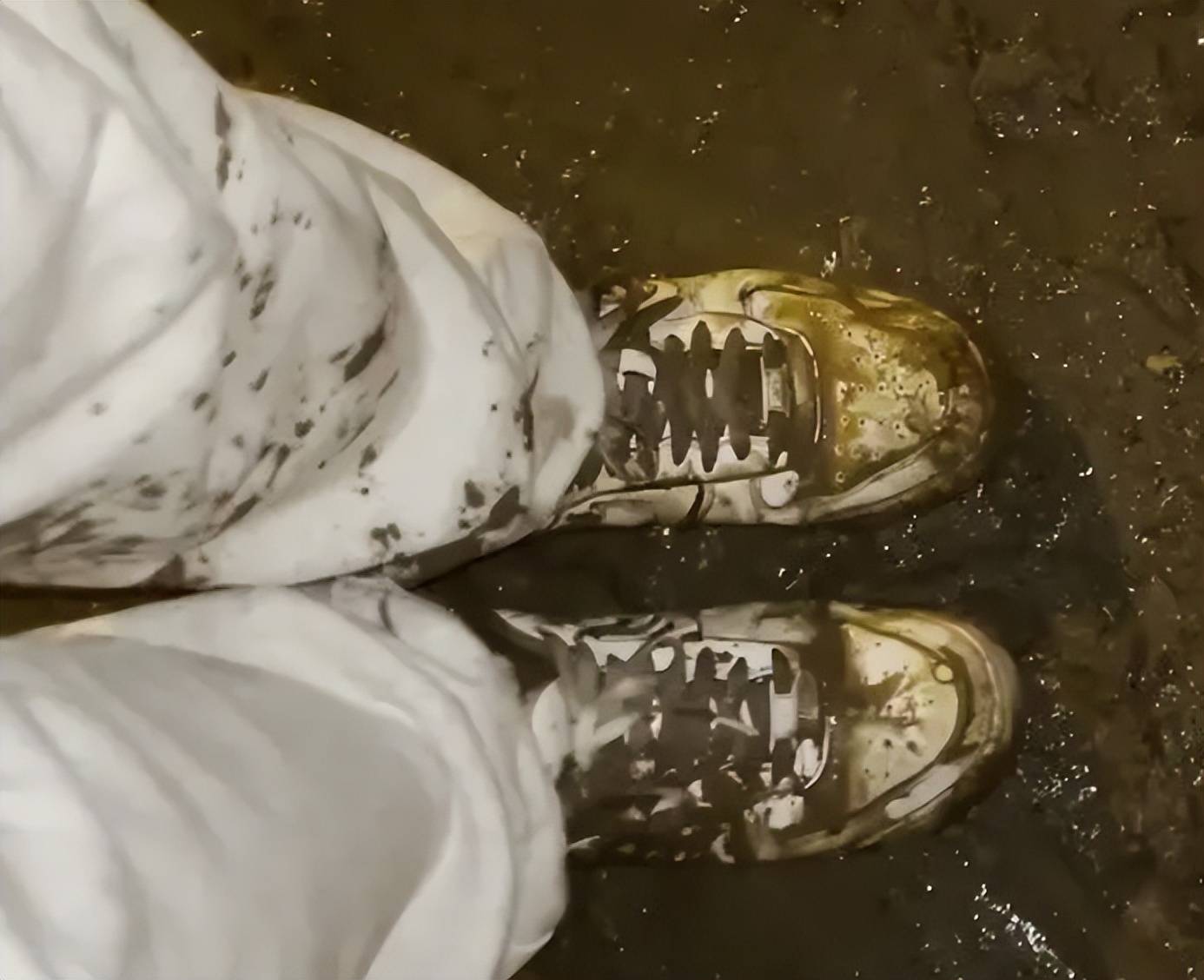 家长吐槽小学生踩着砖头走泥路返校,官方积极回应,只