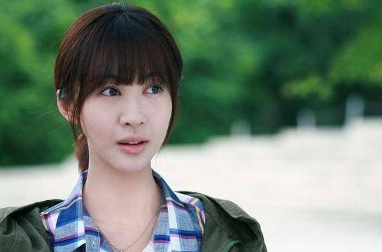 黄晓明话题不断,前女友穿学生装大长腿吸睛,31岁仍像少女_李菲儿_生活