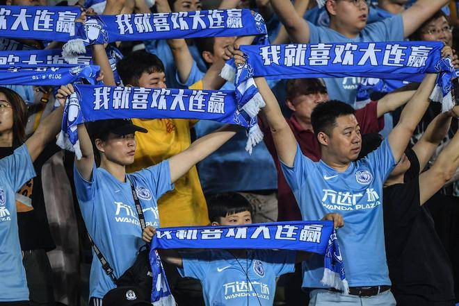 大连队2-0淘汰天津津门虎,36岁老将摔倒成谜,引球迷猜测与困惑_阎相闯