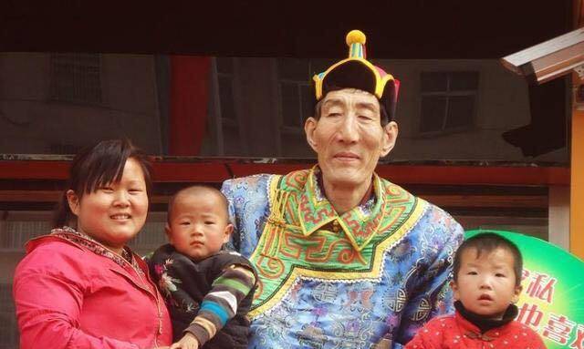 中国第一巨人鲍喜顺:56岁才娶妻,不顾医生劝阻生子,如今怎样了_生活