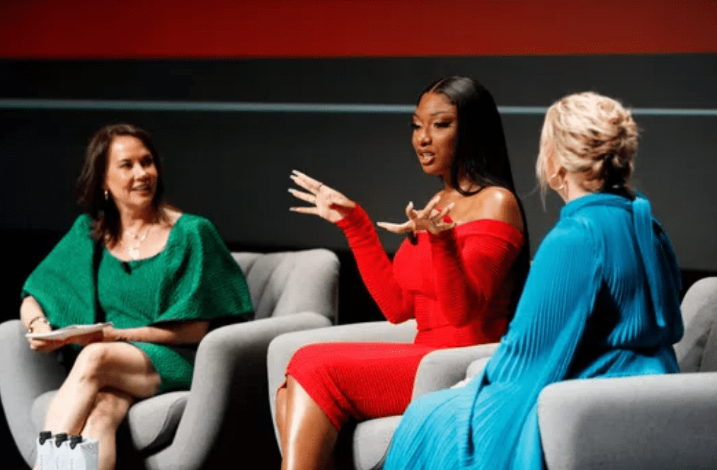 卢卡库不是抵达罗马唯一明星,与28岁约5000万粉丝新女友一同抵达_梅根