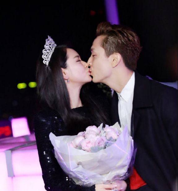 李承铉为女子庆生不忘秀恩爱,晒甜蜜牵手照庆戚薇37岁生日_女明星