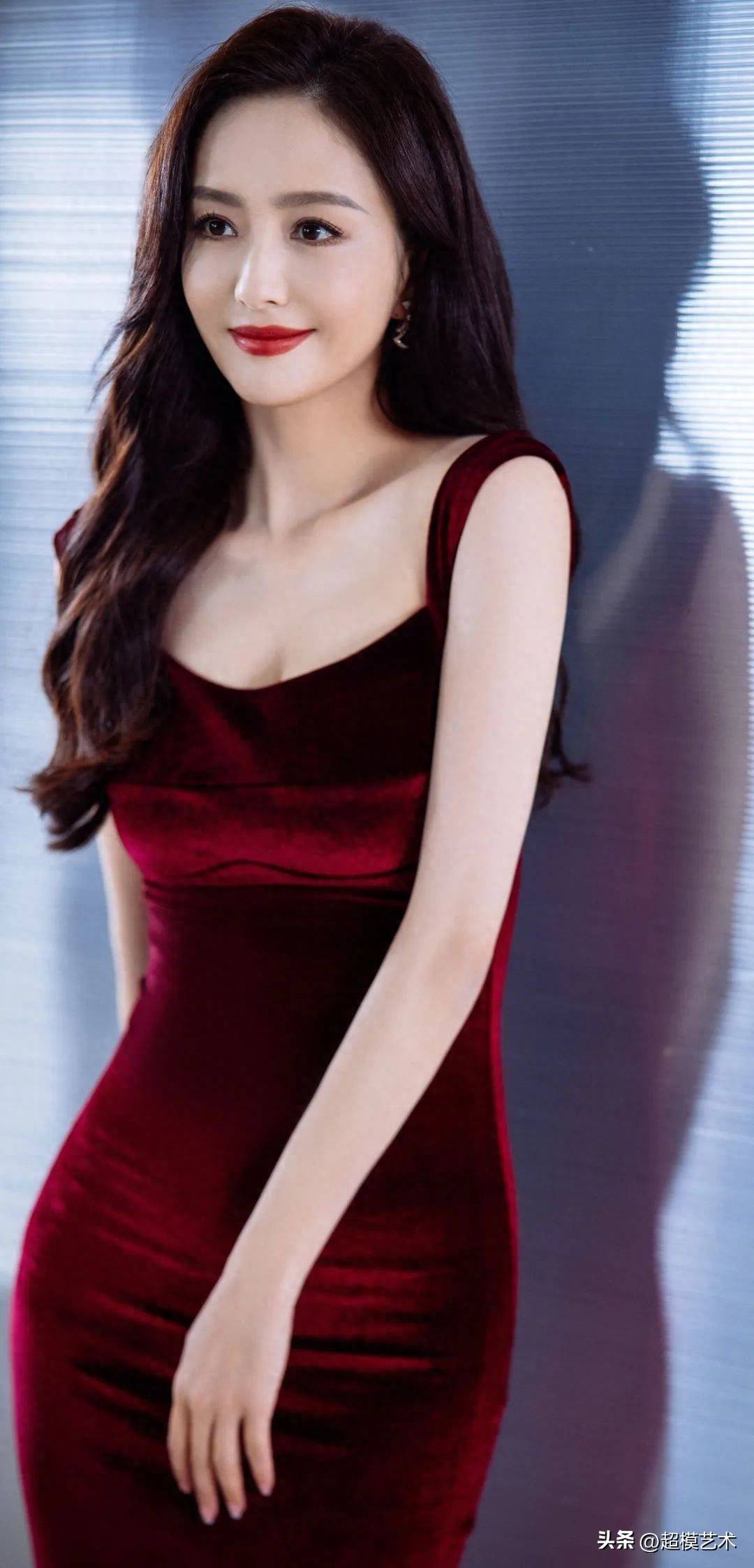 佟丽娅时尚写真图复古丝绒曳尾红裙,惊艳似玫瑰,优雅如红酒_裙子_魅力