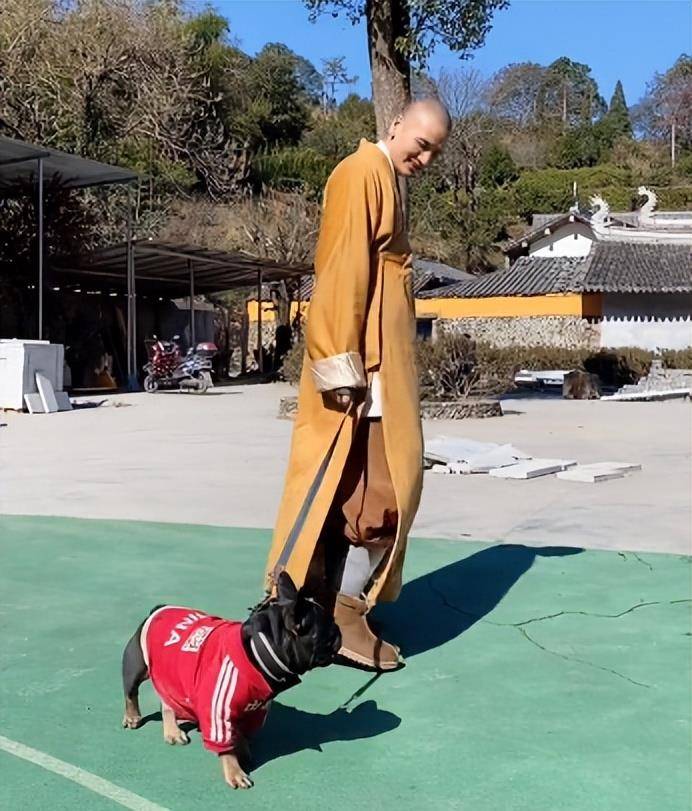 "释明心:放弃公务员当和尚,富婆送400万法拉利求婚_寺庙_父母_音乐