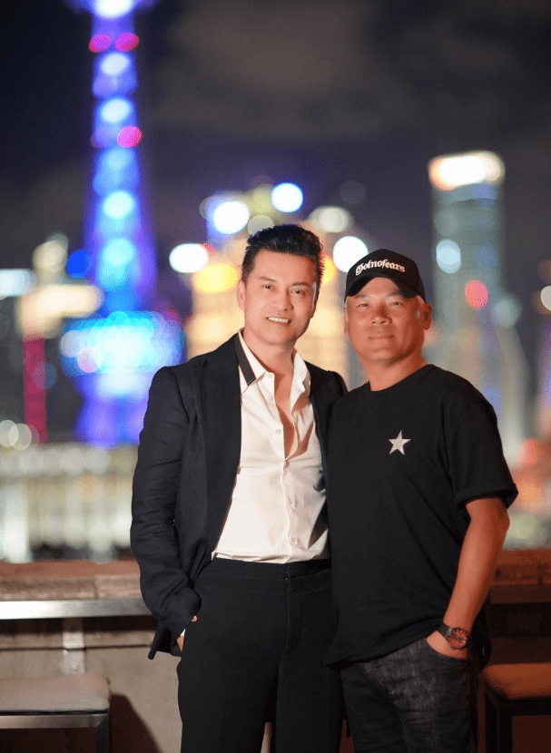 吕良伟表白小15岁娇妻,65岁和巫启贤不见皱纹,和同龄人似两代人_女子