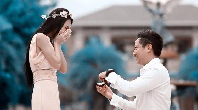 毕竟王思佳一结婚就搬进了豪宅.他从里到外都升级了,衣着华贵.