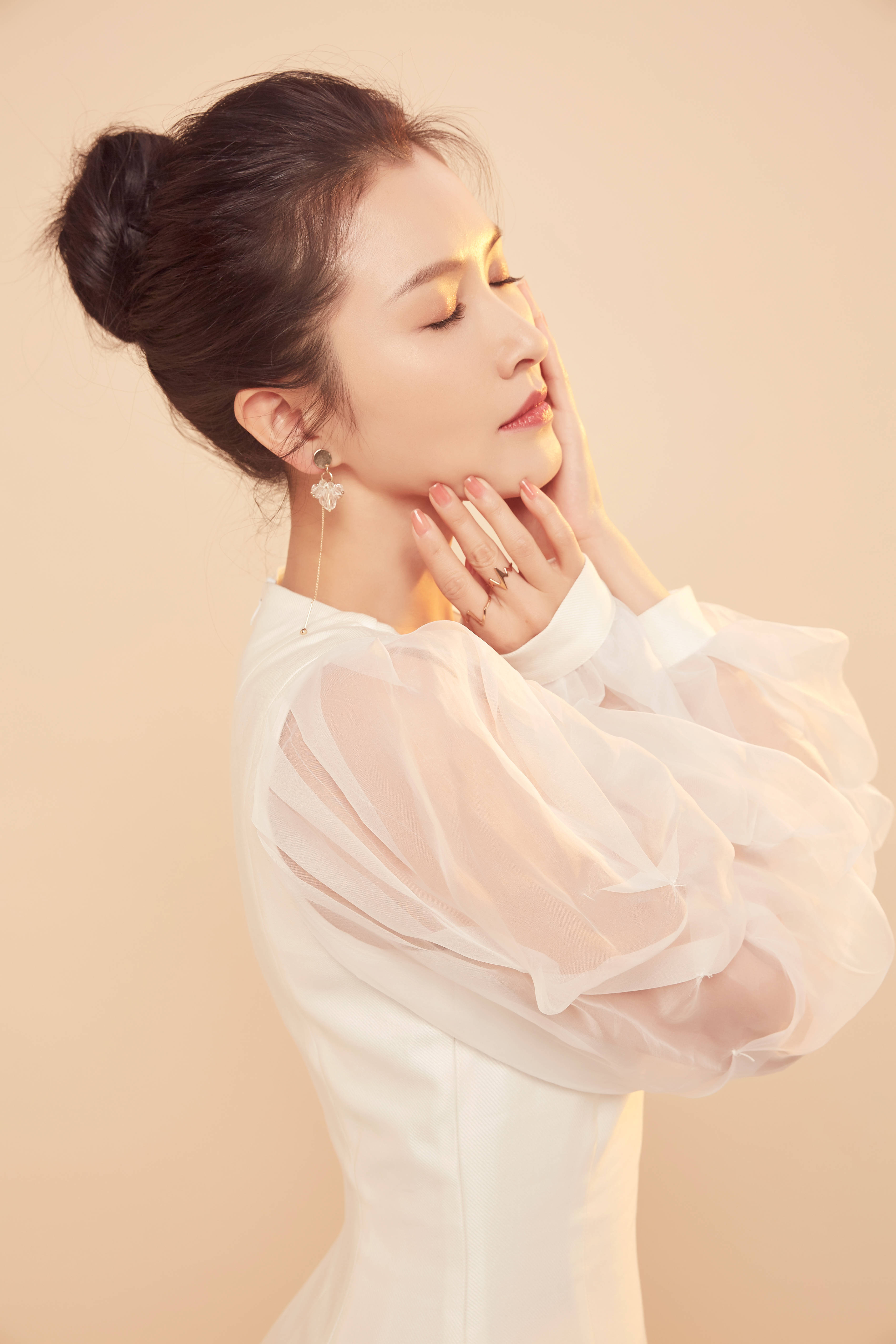 4月份主演青春惊悚片《夜店诡谈》饰演紫涵大婷婷.