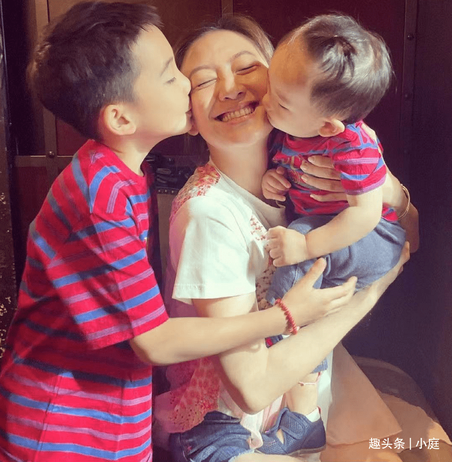 蛋糕铺满玫瑰超浪漫,两儿子夹吻太温馨_陈小春_照片_生日