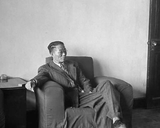 于是,王右家只能用情人的名义陪着年长自己十二岁的罗隆基,直到1938年