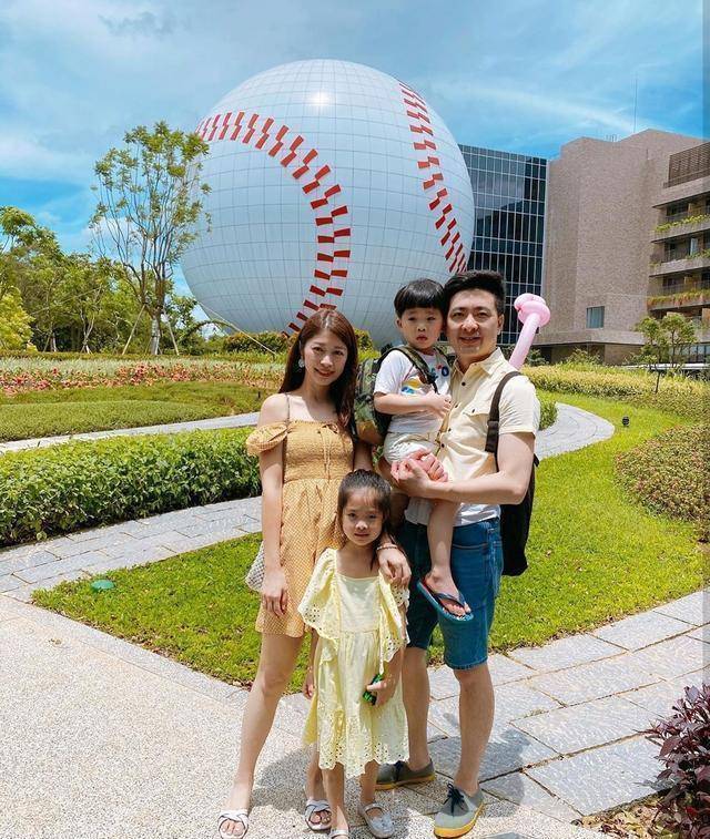 林志颖弟弟全家福流出,一双儿女萌态十足,妻子爱画画插花有才情