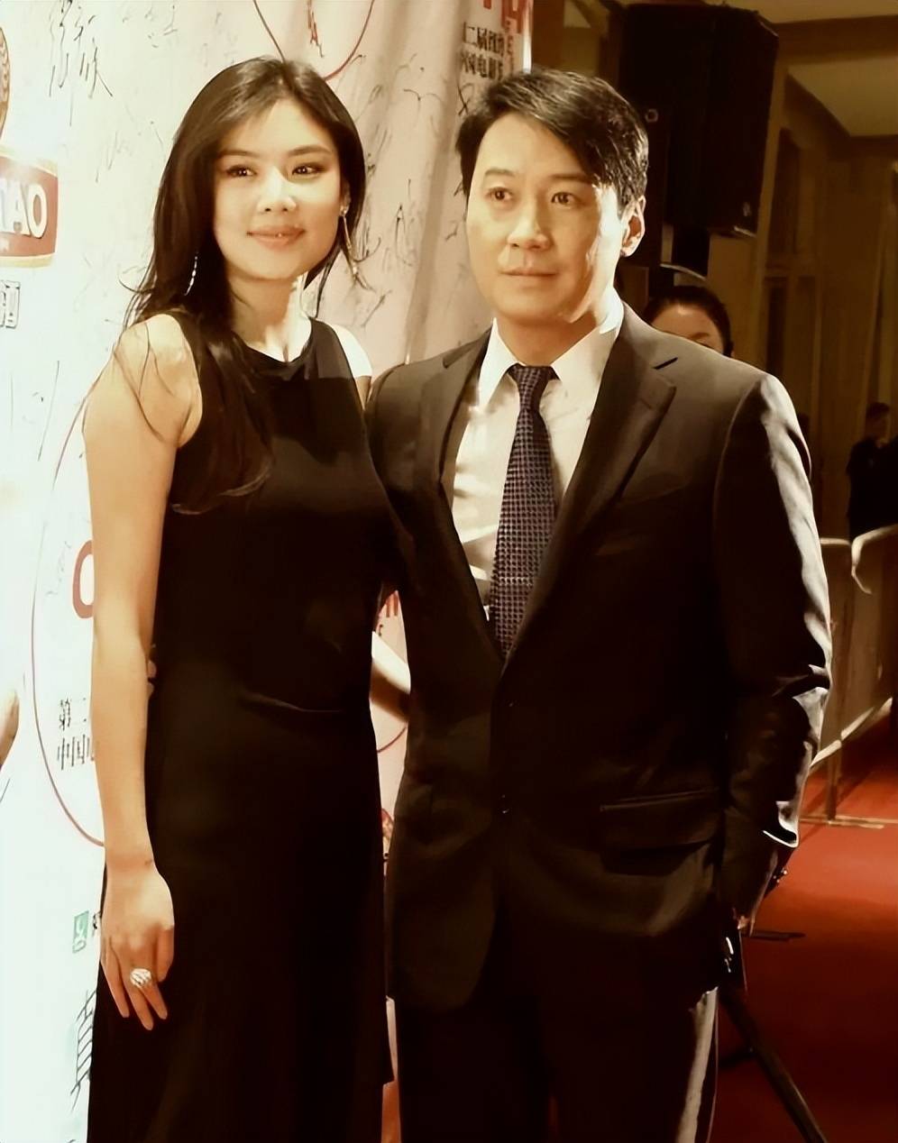 黎明前妻现身活动发福惊人,露肩波点裙无美感,173身高显得壮硕_乐基儿