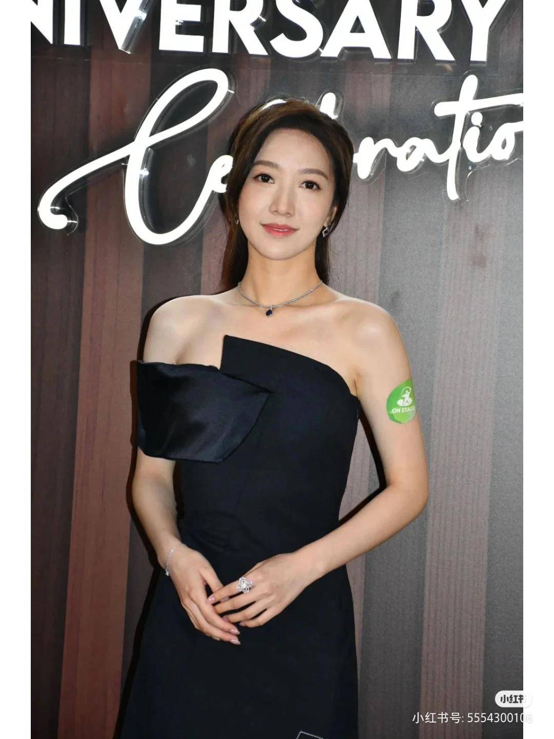 何依婷力撑今年港姐亚军