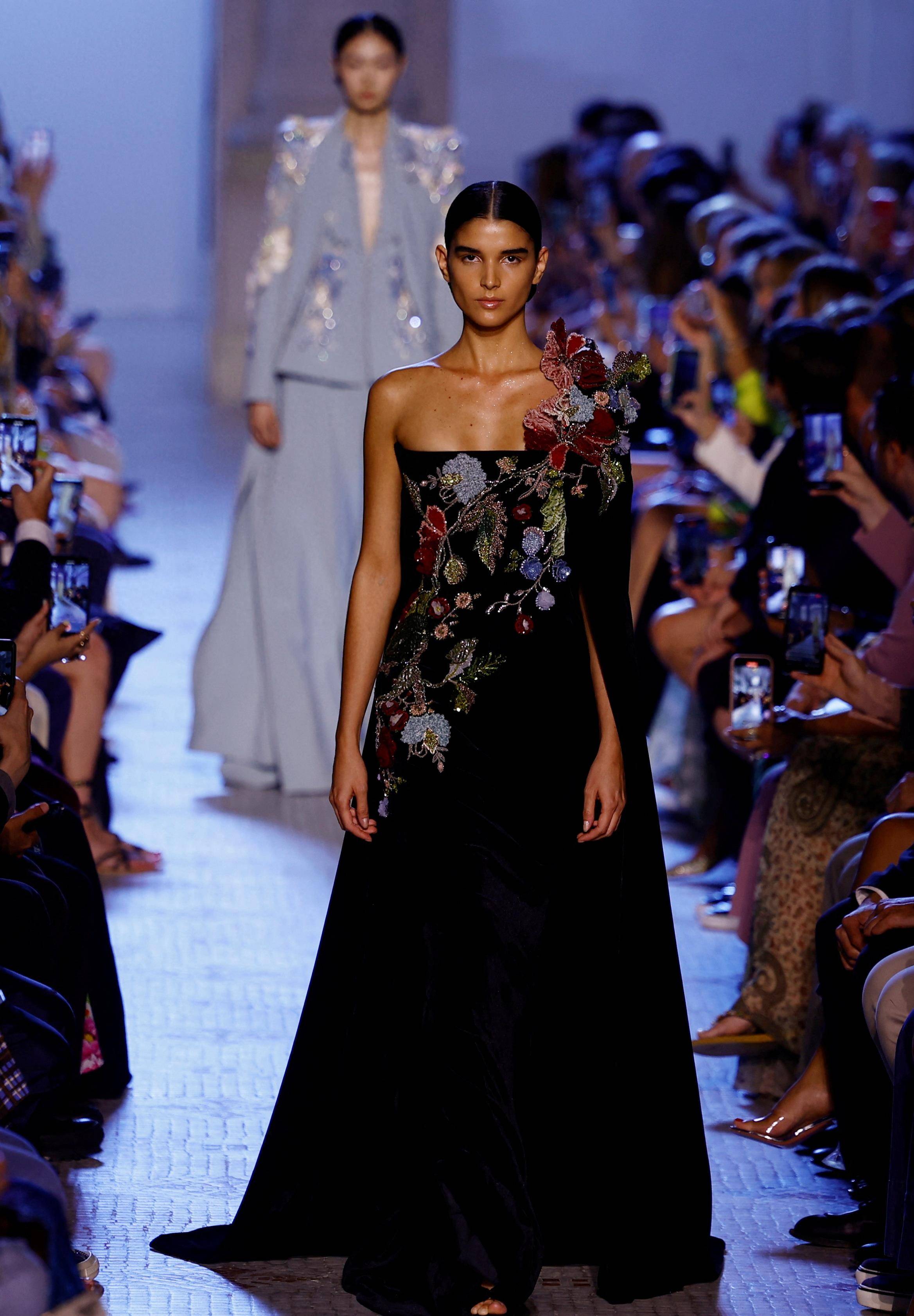 3月5日,模特在国外巴黎高级时装周上展示eliesaab2023/2024秋冬新款