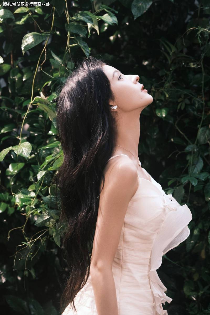 张予曦穿白色短裙清纯可人,卷发飘逸,神采飞扬,宛如天真少女_表演