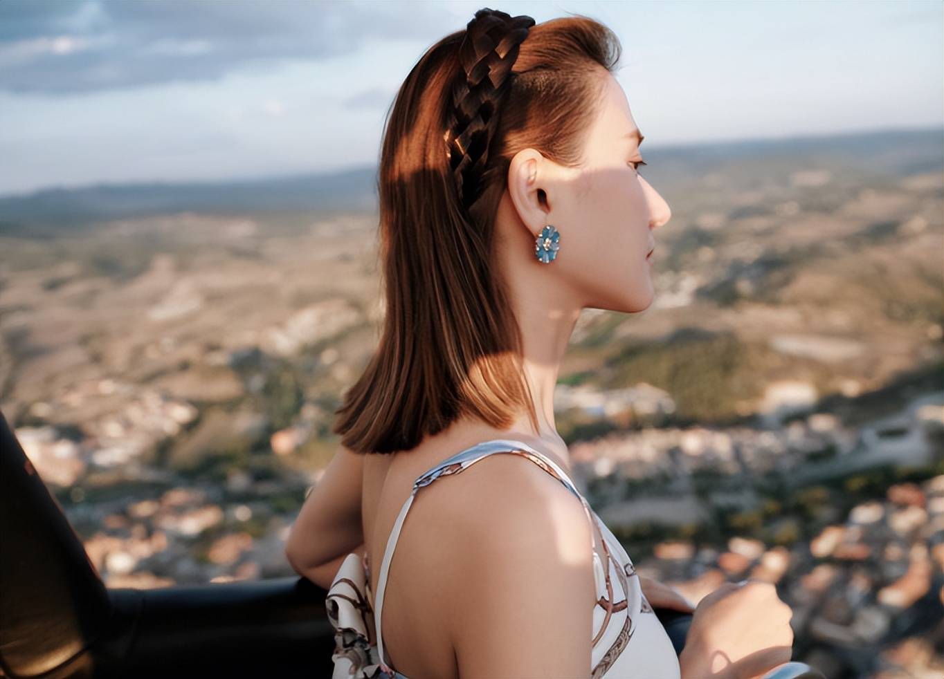何超莲穿肚兜秀身材,背后只靠2根绳约束,自曝婚姻受气窦骁暴力_什么