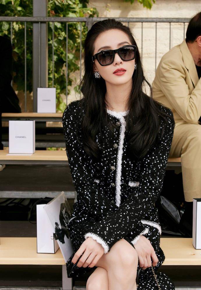 刘诗诗身着香奈儿高定礼服出席巴黎高定时装周,尽显优雅大方之态_时尚