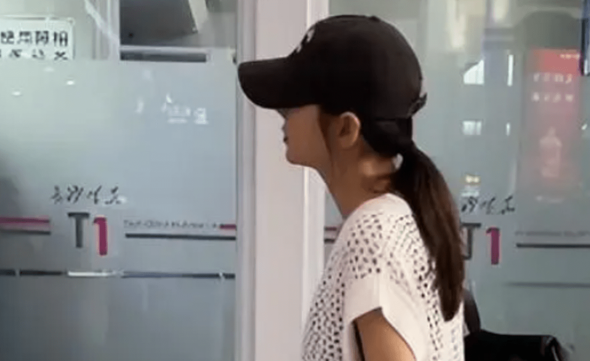 秋瓷炫已结束《乘风》录制,现身机场神情沮丧,疑受连累复活无望_网友