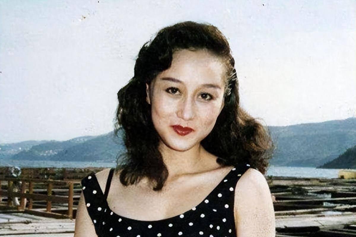 李连杰晒妻子近照,61岁利智衰老似奶奶,62岁黄秋燕依旧美艳动人_女儿