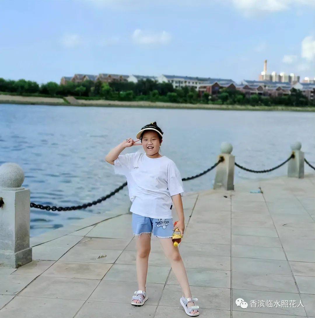 这个"蟹老板"和海绵宝宝里的蟹老板一样,眼睛是支棱着的,但是