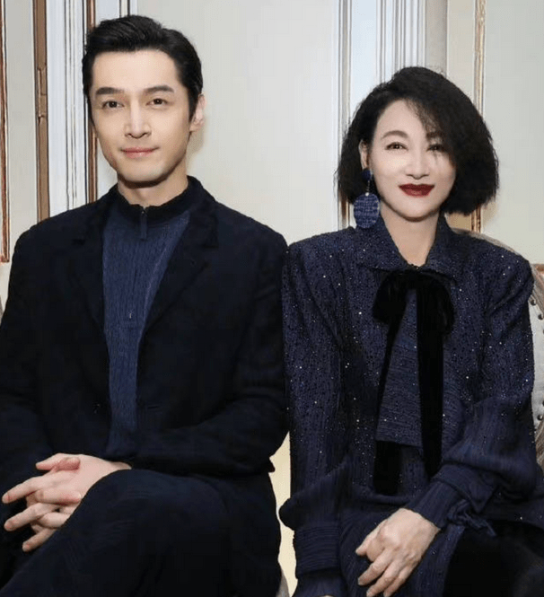 惠英红与胡歌罕同框,烈焰红唇气场强大,两人相差22岁似同龄人_内容