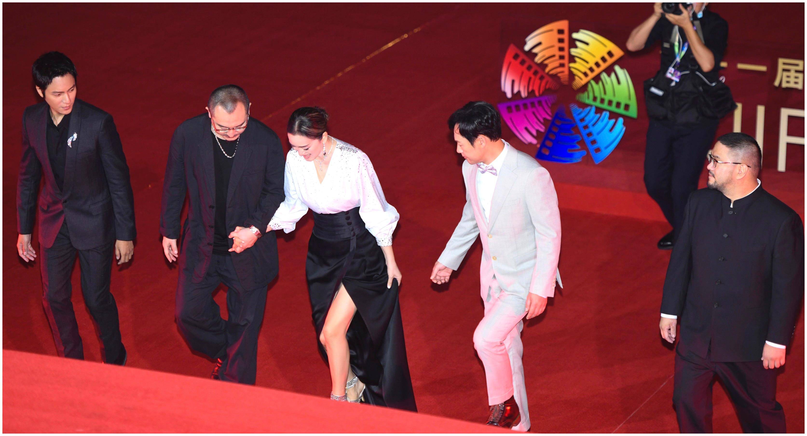 巩俐等女星亮相北影节闭幕红毯,69岁刘晓庆显年轻,关晓彤大长_电影节