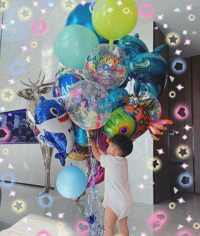 安以轩为儿子庆生晒九宫图,一家四口幸福合照,豪宅曝光金碧辉煌_气球