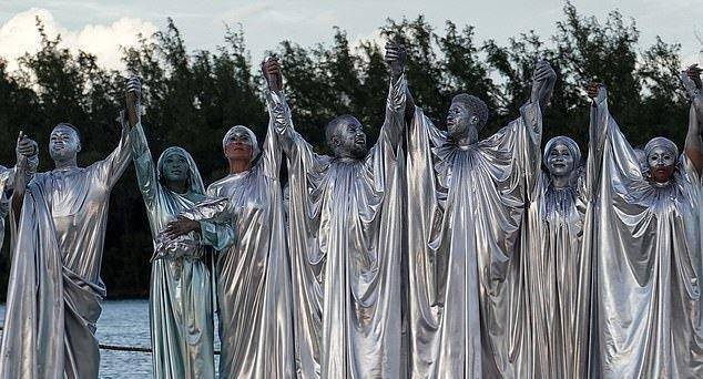 全身涂银色油漆,为了宣传要这么拼吗_泰勒_卡戴珊_耿直